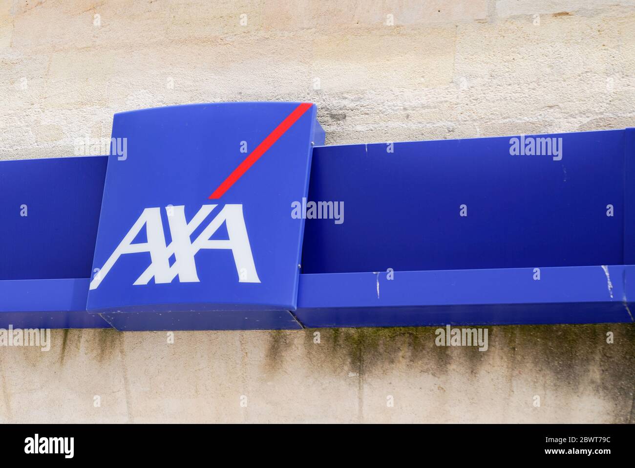 Bordeaux , Aquitaine / France - 06 01 2020 : logo axa dans un immeuble de bureaux avec signe d'assurance bancaire française Banque D'Images