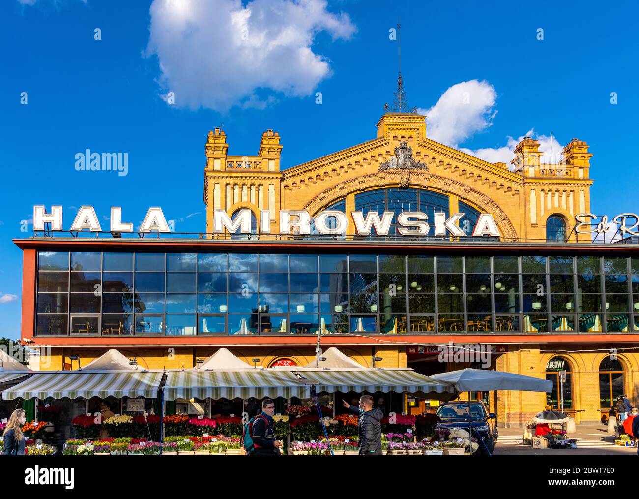 Varsovie, Mazovia / Pologne - 2020/05/22: Vue panoramique de la place de marché couverte de Hala Mirowska à al Avenue Jana Pawla II dans le quartier du centre-ville de Wola Banque D'Images