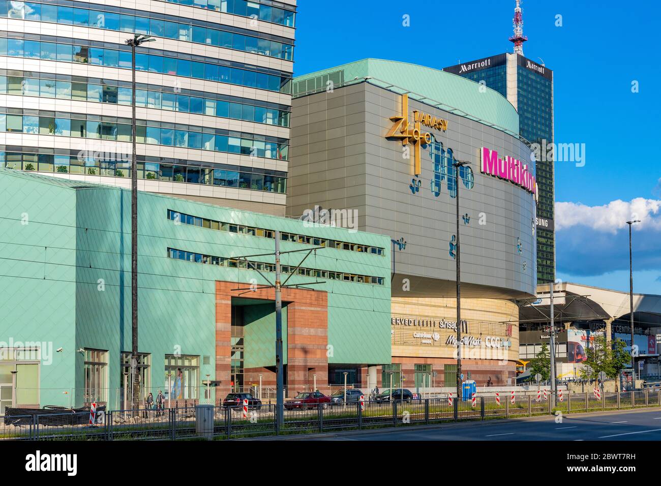 Varsovie, Mazovia / Pologne - 2020/05/22: Vue panoramique sur le quartier du centre-ville de Srodmiescie avec le centre commercial Zlote Tarasy et l'hôtel Marriott et le bureau Banque D'Images