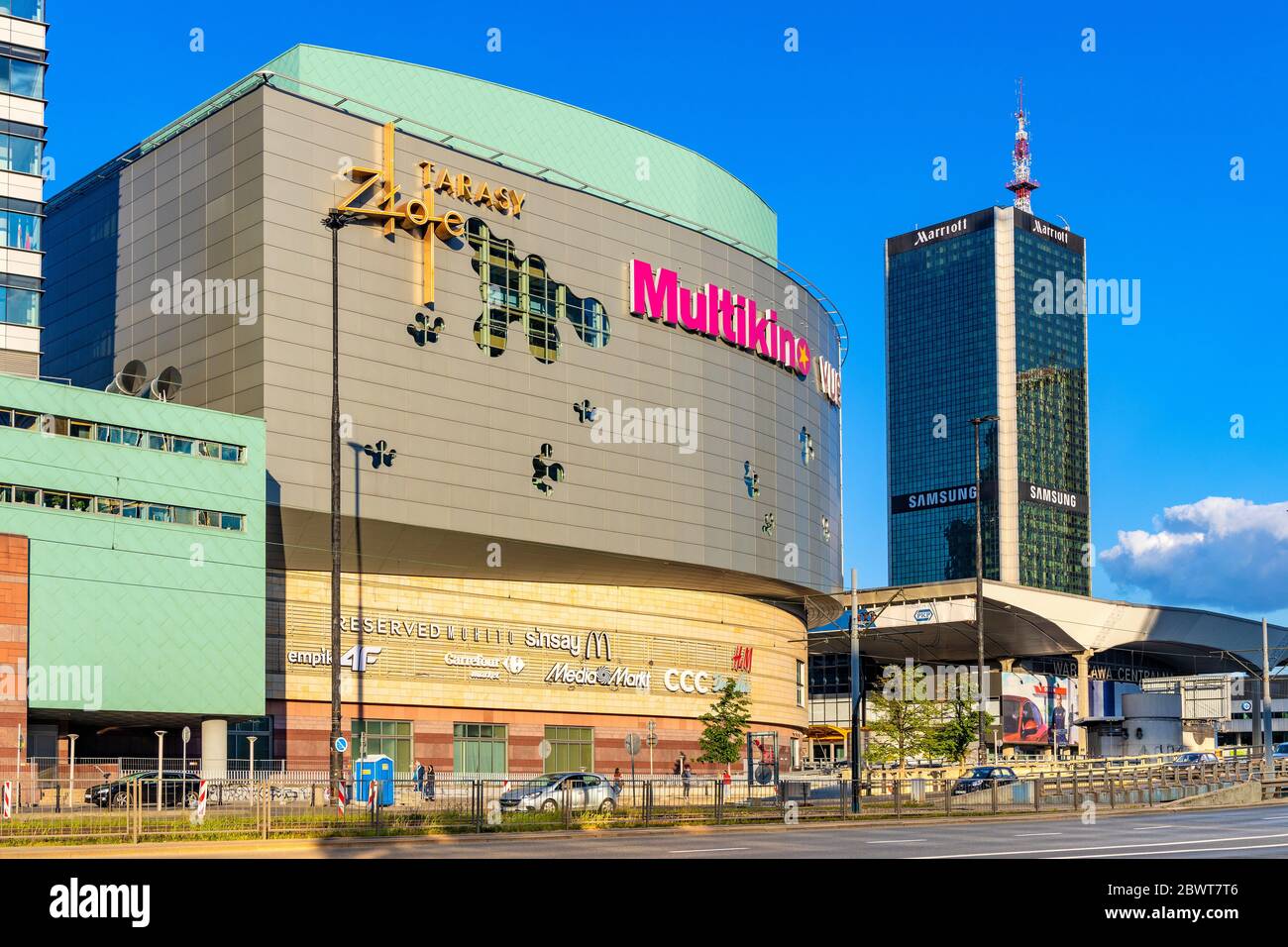 Varsovie, Mazovia / Pologne - 2020/05/22: Vue panoramique sur le quartier du centre-ville de Srodmiescie avec le centre commercial Zlote Tarasy et l'hôtel Marriott et le bureau Banque D'Images