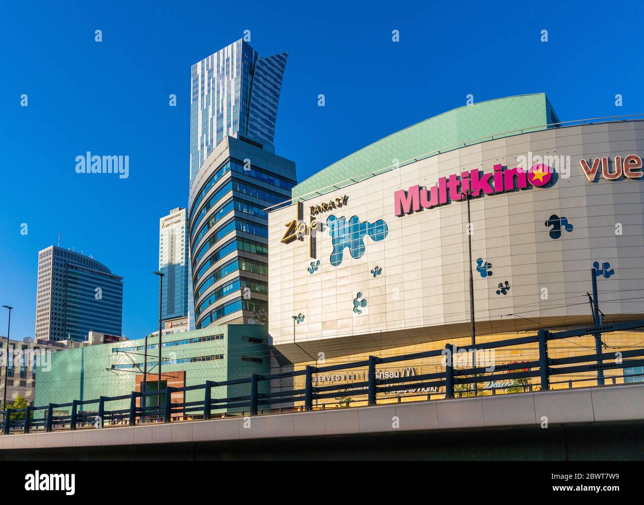 Varsovie, Mazovia / Pologne - 2020/05/22: Vue panoramique du quartier du centre-ville de Srodmiescie avec Zlote Tarasy centre commercial et bureau plaza et Zlota 44 Banque D'Images