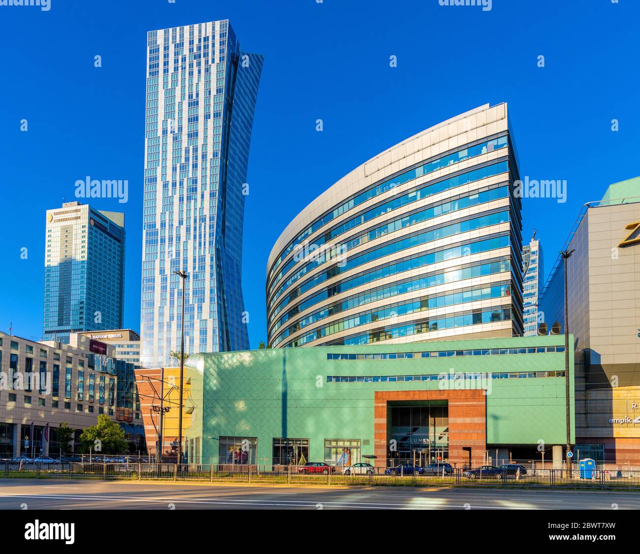 Varsovie, Mazovia / Pologne - 2020/05/22: Vue panoramique du quartier du centre-ville de Srodmiescie avec Zlote Tarasy centre commercial et bureau plaza et Zlota 44 Banque D'Images