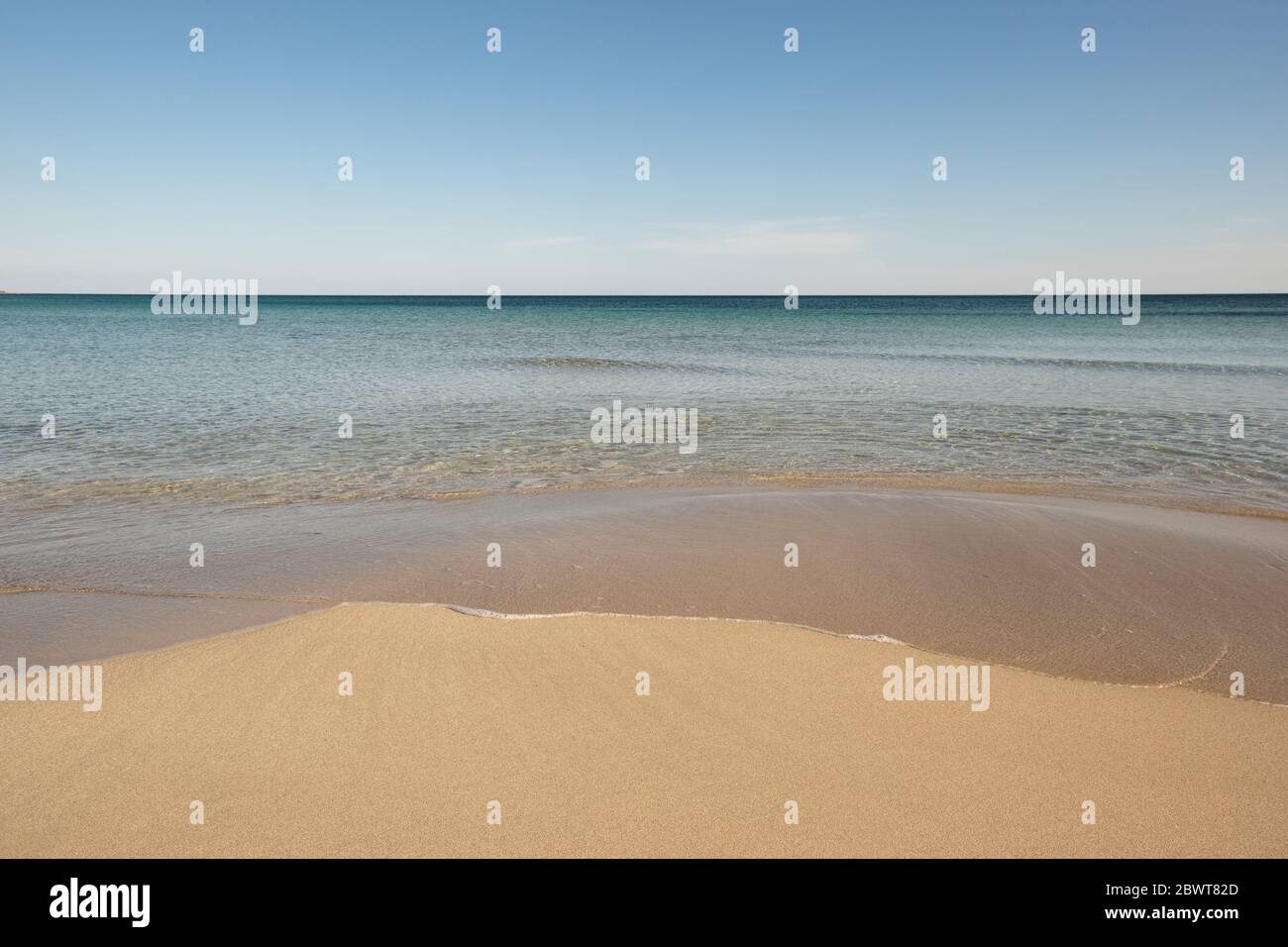 Nous sommes à Taranto, dans le sud de l'Italie, une vue de l'horizon de la plage baignée par les eaux calmes de la mer de Jonio, une vue céleste. Banque D'Images