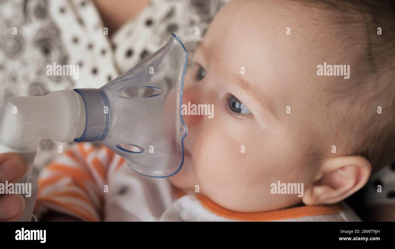 Drole Un Bebe D Un An Respire Avec Un Inhalateur Photo Stock Alamy