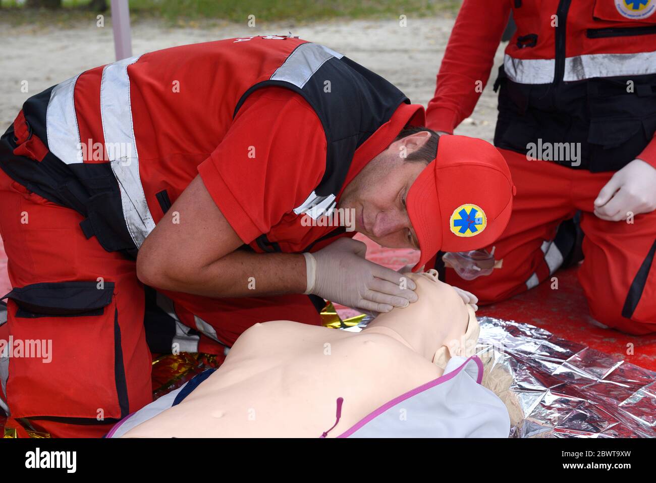 Contrôle paramédic de la victime battements cardiaques et respiration, respiration artificielle. 7 octobre 2019. Kiev, Ukraine Banque D'Images