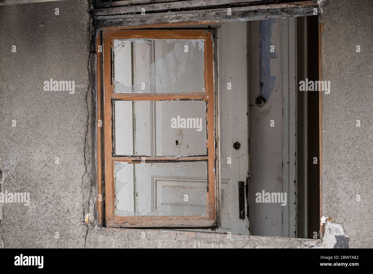 Fenêtres d'un bâtiment abandonné avec des cadres en bois et des lunettes cassées. Banque D'Images