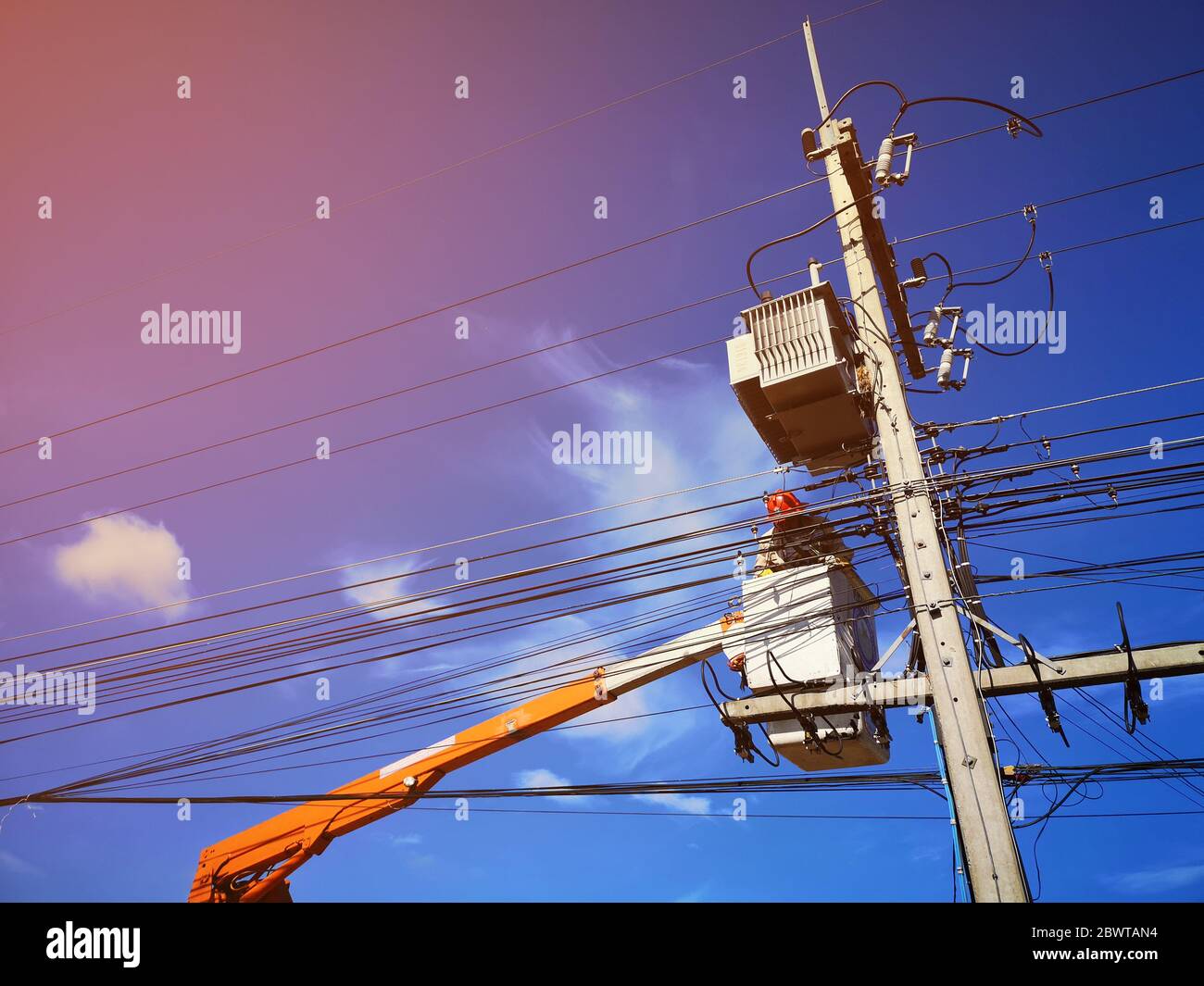 électricien de puissance, lineman au travail sur poteau et téléphérique Banque D'Images
