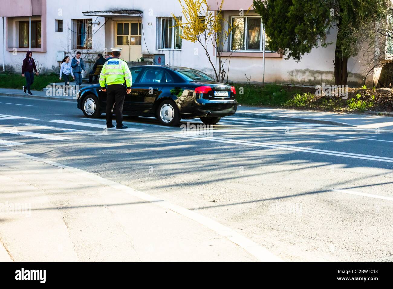 Un policier dirige la circulation au carrefour du centre-ville de Targoviste. Targoviste, Roumanie, 2020 Banque D'Images