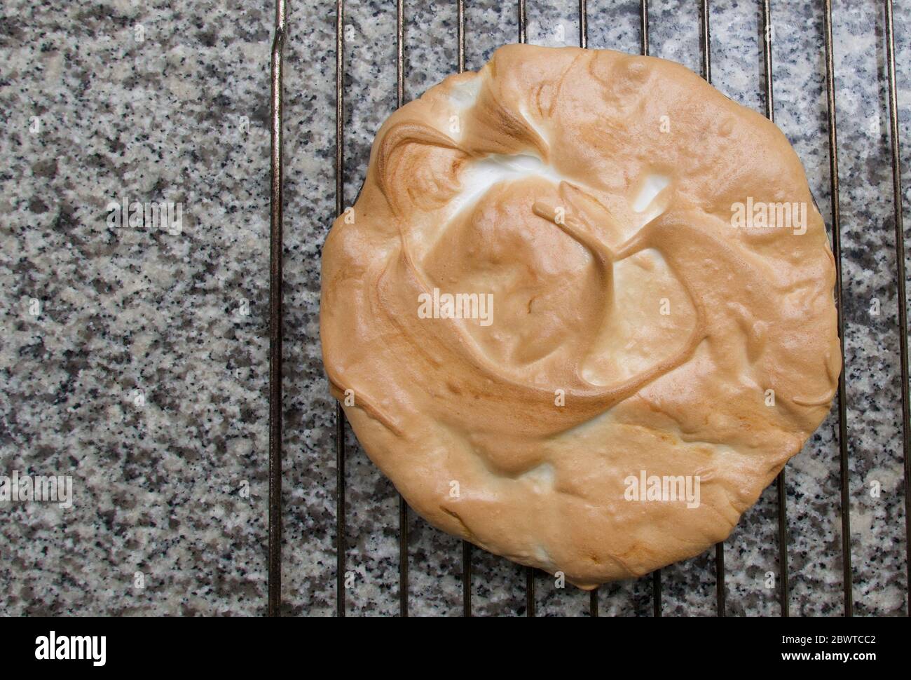 Vue sur la tarte au citron meringue depuis le haut avec espace pour copier Banque D'Images