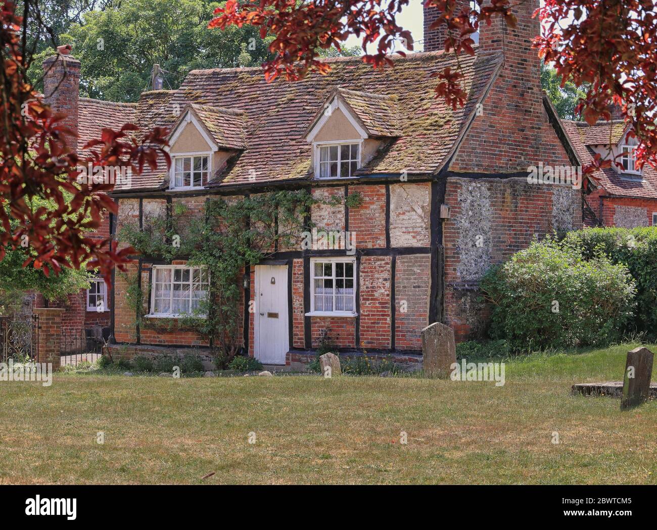 Cottage rural anglais en bois traditionnel, près d'un jardin Banque D'Images