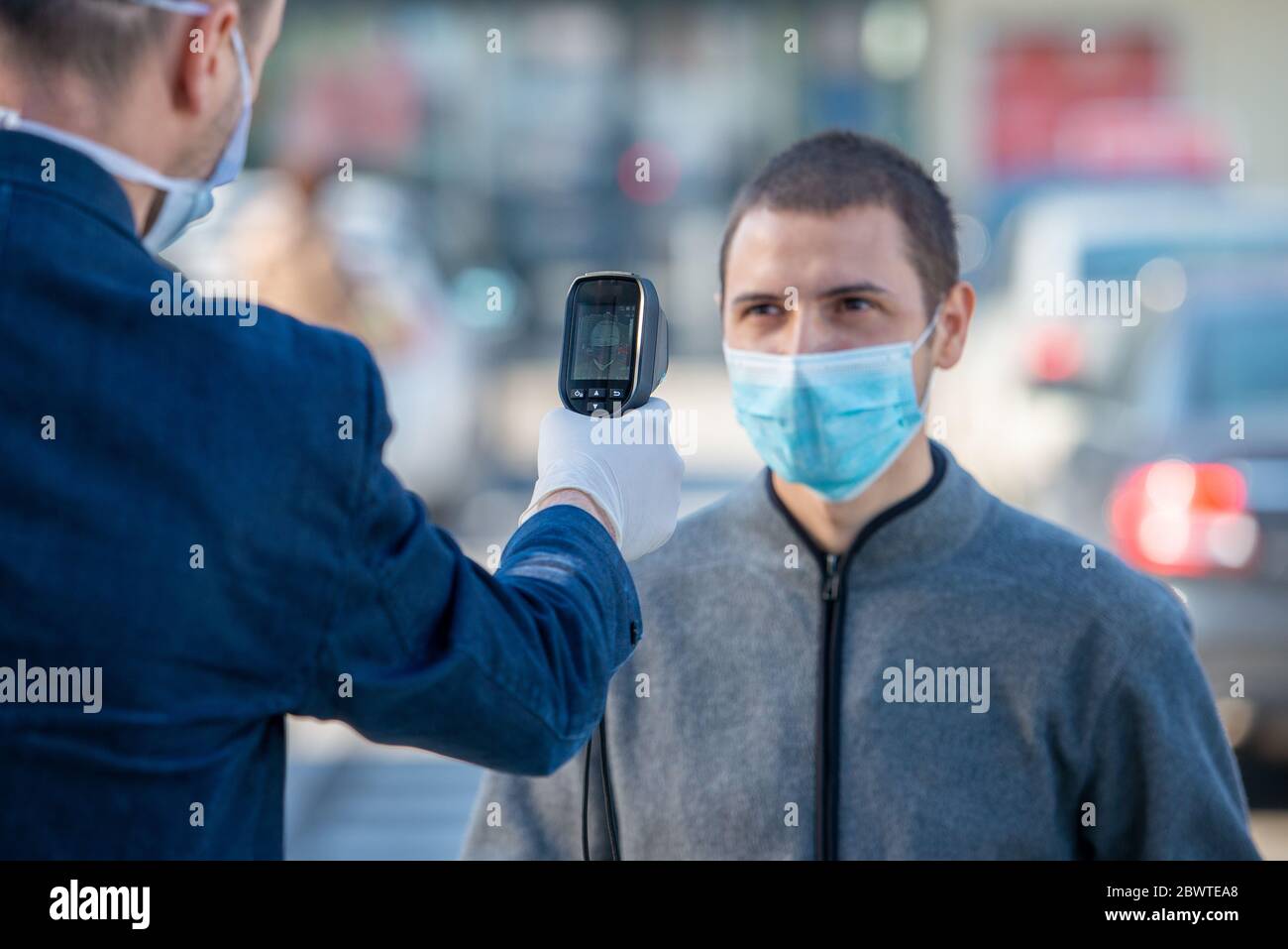 Contrôle de la température dans un supermarché d'homme, magasin d