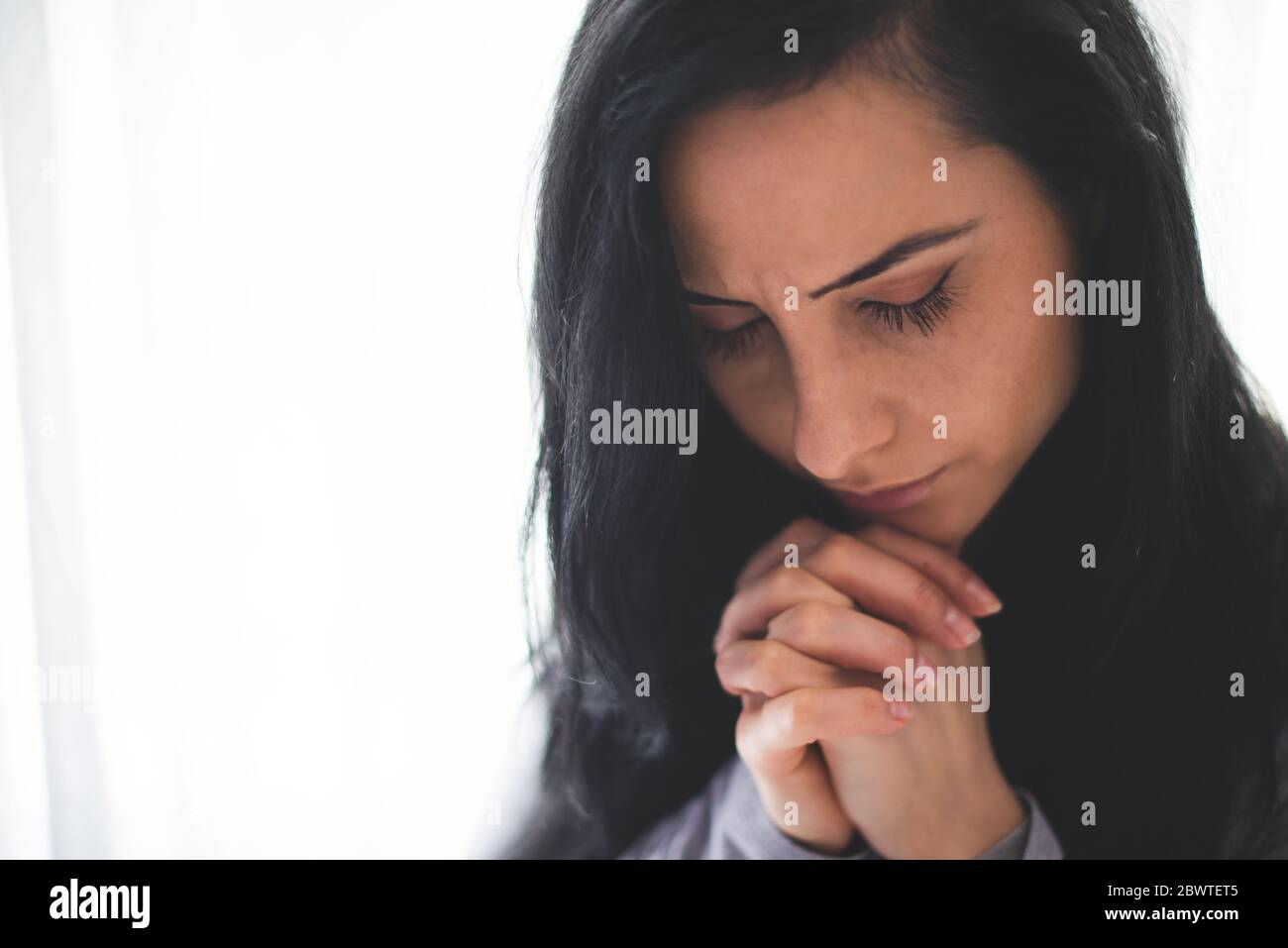 Portrait de la femme qui priait pendant la pandémie Banque D'Images