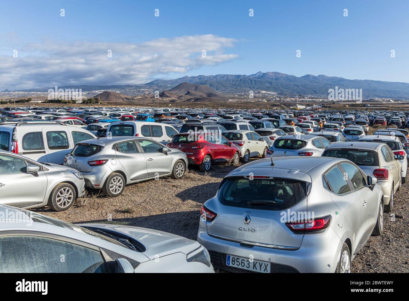 Des milliers de voitures de location inutilisées sont garées dans un stockage temporaire en raison des effets du tourisme zéro et aucun vacanciers venant sur l'île. Les voitures de location sont assises pour recueillir la poussière attendant que les touristes soient autorisés à rentrer. On espère que le verrouillage du virus Covid 19, corona sera entièrement levé d'ici la fin du mois de juin et que les vols internationaux reviendront. Tenerife, Iles Canaries, Espagne. 3 juin 2020. Banque D'Images