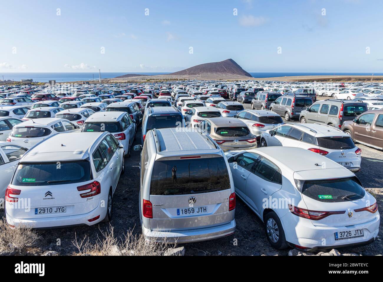 Des milliers de voitures de location inutilisées sont garées dans un stockage temporaire en raison des effets du tourisme zéro et aucun vacanciers venant sur l'île. Les voitures de location sont assises pour recueillir la poussière attendant que les touristes soient autorisés à rentrer. On espère que le verrouillage du virus Covid 19, corona sera entièrement levé d'ici la fin du mois de juin et que les vols internationaux reviendront. Tenerife, Iles Canaries, Espagne. 3 juin 2020. Banque D'Images