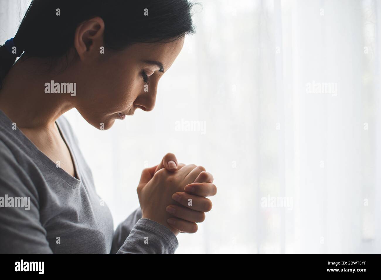 Portrait de femme en prière Banque D'Images