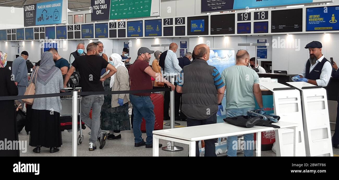 Les passagers qui font la queue à l'aéroport de Stansted, dans l'Essex, pour s'enregistrer pour un vol à destination d'Adana, en Turquie, les nouvelles règles de quarantaine pour les voyageurs arrivant au Royaume-Uni doivent être établies par le ministre de l'intérieur, Priti Patel. Les plans, qui entreront en vigueur le 8 juin, verront les personnes arrivant au Royaume-Uni se voir obliger d'isoler pendant 14 jours pour empêcher l'introduction de cas de coronavirus à l'étranger. Banque D'Images