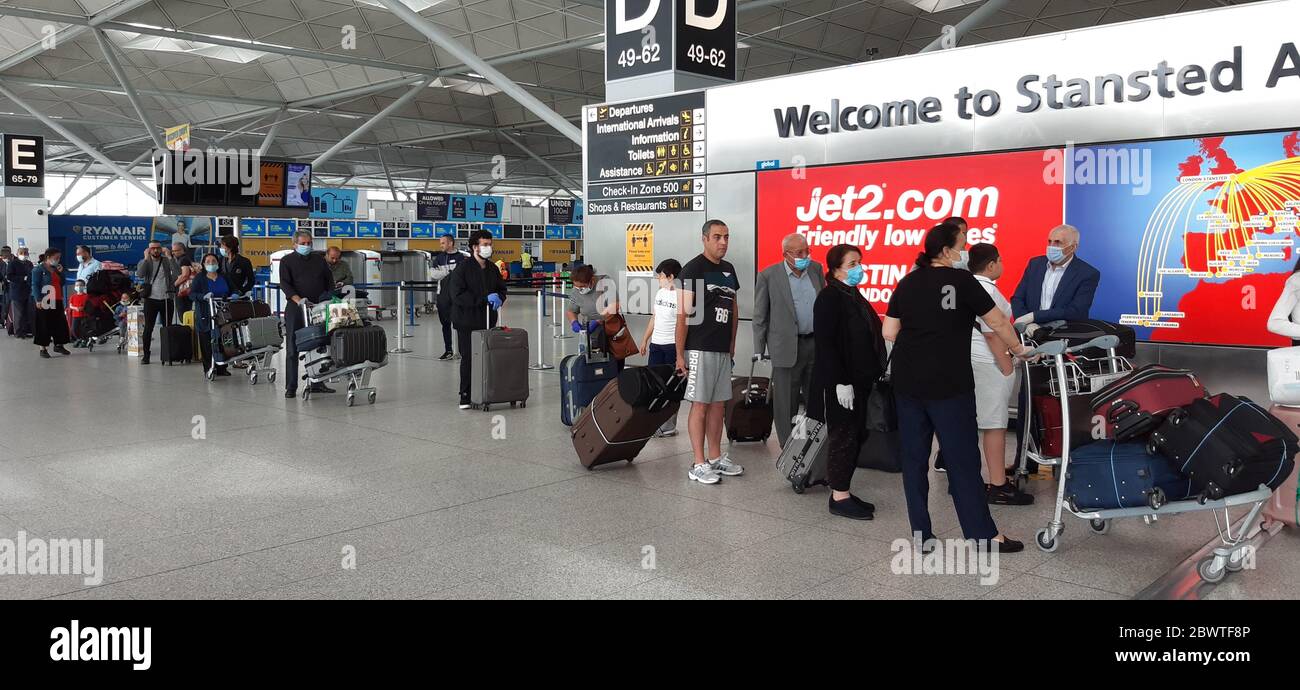 Les passagers qui font la queue à l'aéroport de Stansted, dans l'Essex, pour s'enregistrer pour un vol à destination d'Adana, en Turquie, les nouvelles règles de quarantaine pour les voyageurs arrivant au Royaume-Uni doivent être établies par le ministre de l'intérieur, Priti Patel. Les plans, qui entreront en vigueur le 8 juin, verront les personnes arrivant au Royaume-Uni se voir obliger d'isoler pendant 14 jours pour empêcher l'introduction de cas de coronavirus à l'étranger. Banque D'Images