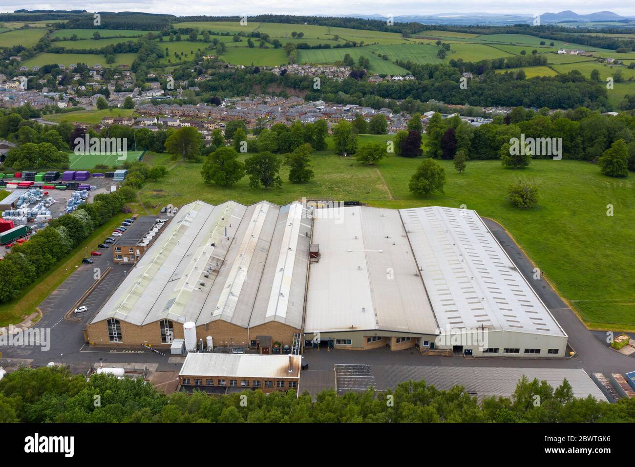 Jedburgh, Écosse, Royaume-Uni. 3 juin 2020. La ville frontalière écossaise de Jedburgh est confrontée à un double coup avec l'annonce de la fermeture de deux usines dans la ville. Mainetti, le fabricant de cintres et LS Starrett, qui fabrique des outils et d'autres composants, ont tous deux annoncé qu'ils fermait leurs usines et qu'ils transféraient leur production à d'autres usines. Environ 100 travailleurs dans chaque usine sont confrontés à une redondance. Photo : vue aérienne de l'usine LS Starrett. Iain Masterton/Alay Live News Banque D'Images