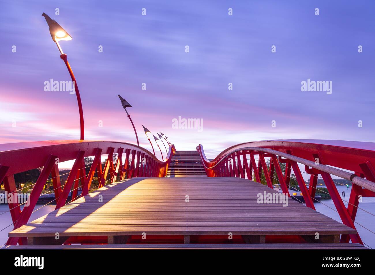 Pont Python ou High Bridge à Amsterdam, connexion au Stuurmankade et au Panamakade. Les ponts de fer est en forme de serpent rouge pendant le coucher du soleil avec Banque D'Images