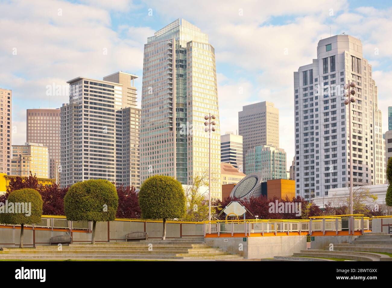 Yerba Buena Gardens et les gratte-ciel du centre-ville de San Francisco, Californie, États-Unis Banque D'Images