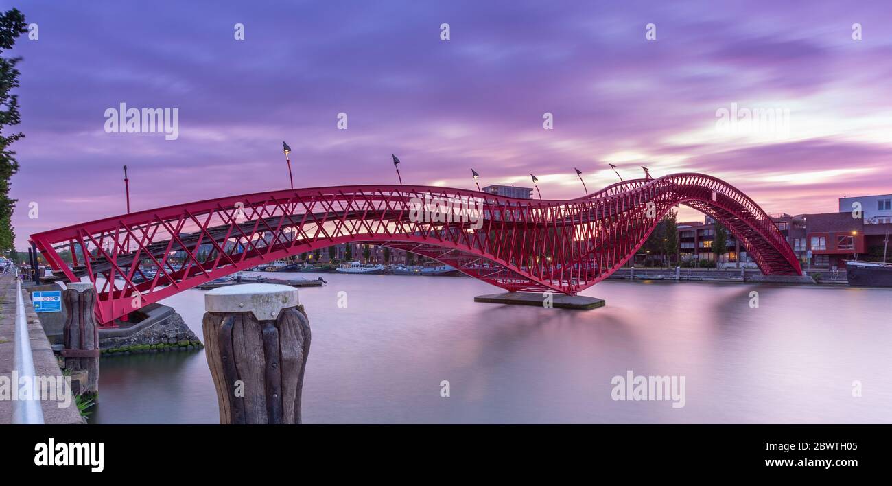 Pont Python ou High Bridge à Amsterdam, connexion au Stuurmankade et au Panamakade. Les ponts de fer sont en forme de serpent rouge, au coucher du soleil. Banque D'Images