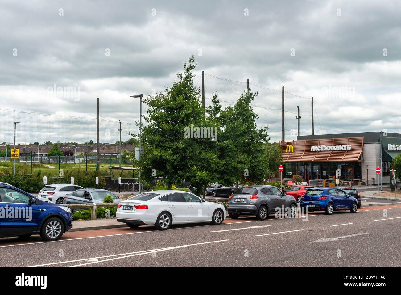 Cork, Irlande. 3 juin 2020. McDonald's Drive a rouvert à 11 h ce matin après avoir été fermé pendant plus de 2 mois en raison de la pandémie Covid-19. Il y avait de grandes files d'attente de voitures qui attendaient d'être servies au restaurant fast-food. Crédit : AG News/Alay Live News Banque D'Images