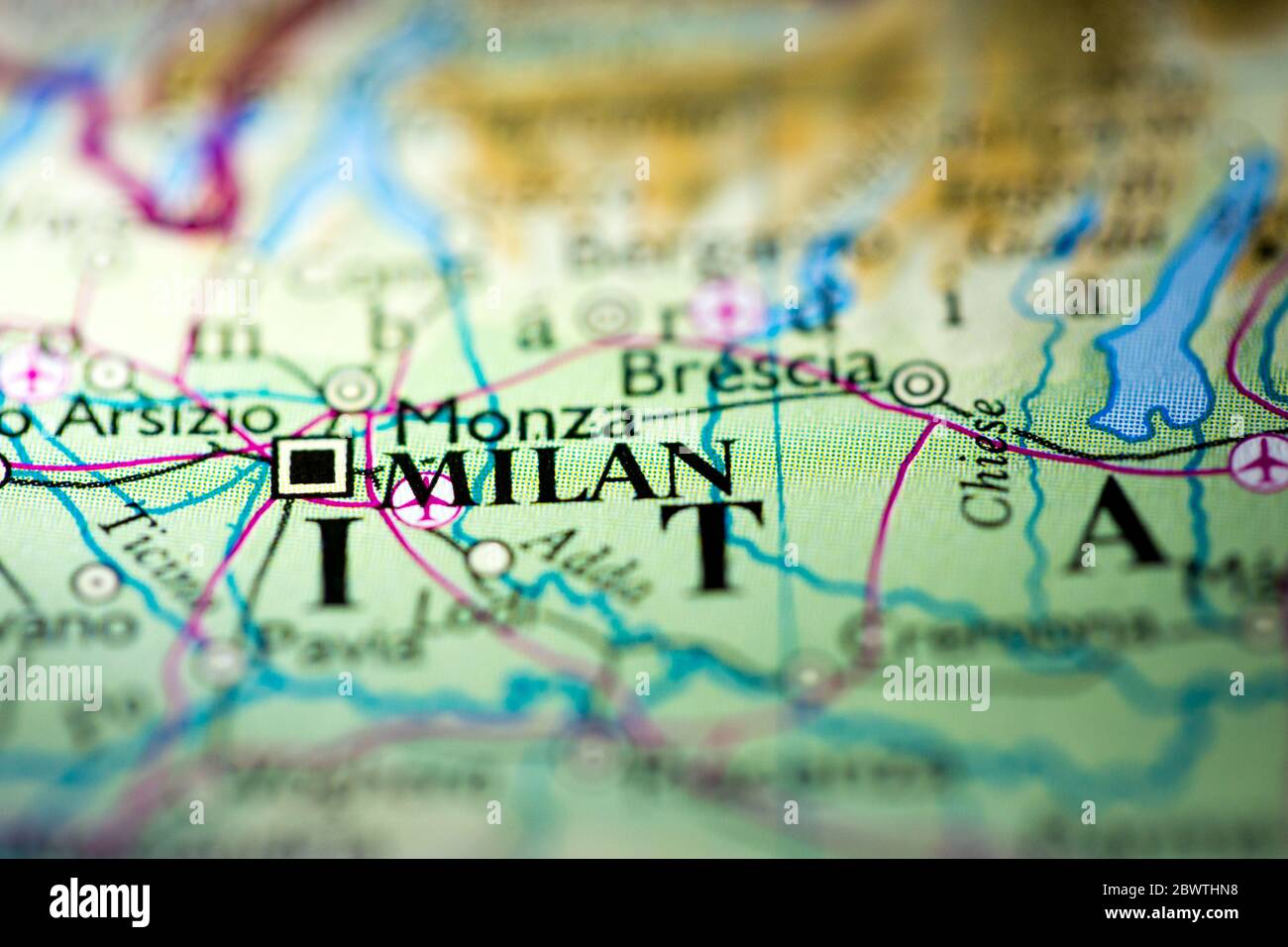Faible profondeur de champ mise au point sur la carte géographique de Milan ville Italie Méditerranée Europe continent sur atlas Banque D'Images