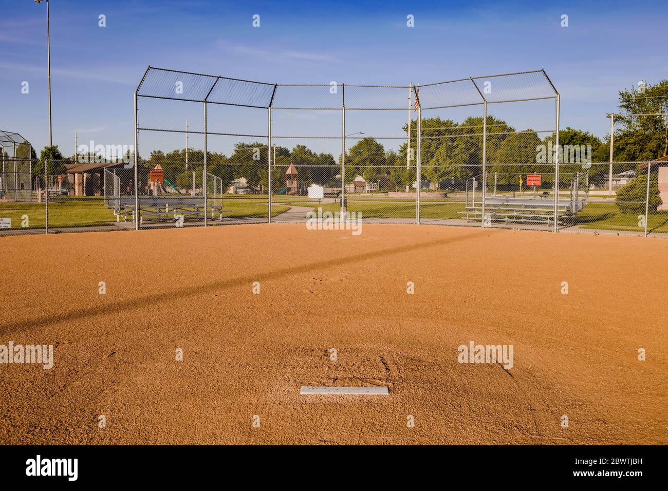 un diamant de baseball où les jeux devraient être joués mais maintenant seulement a des pratiques Banque D'Images