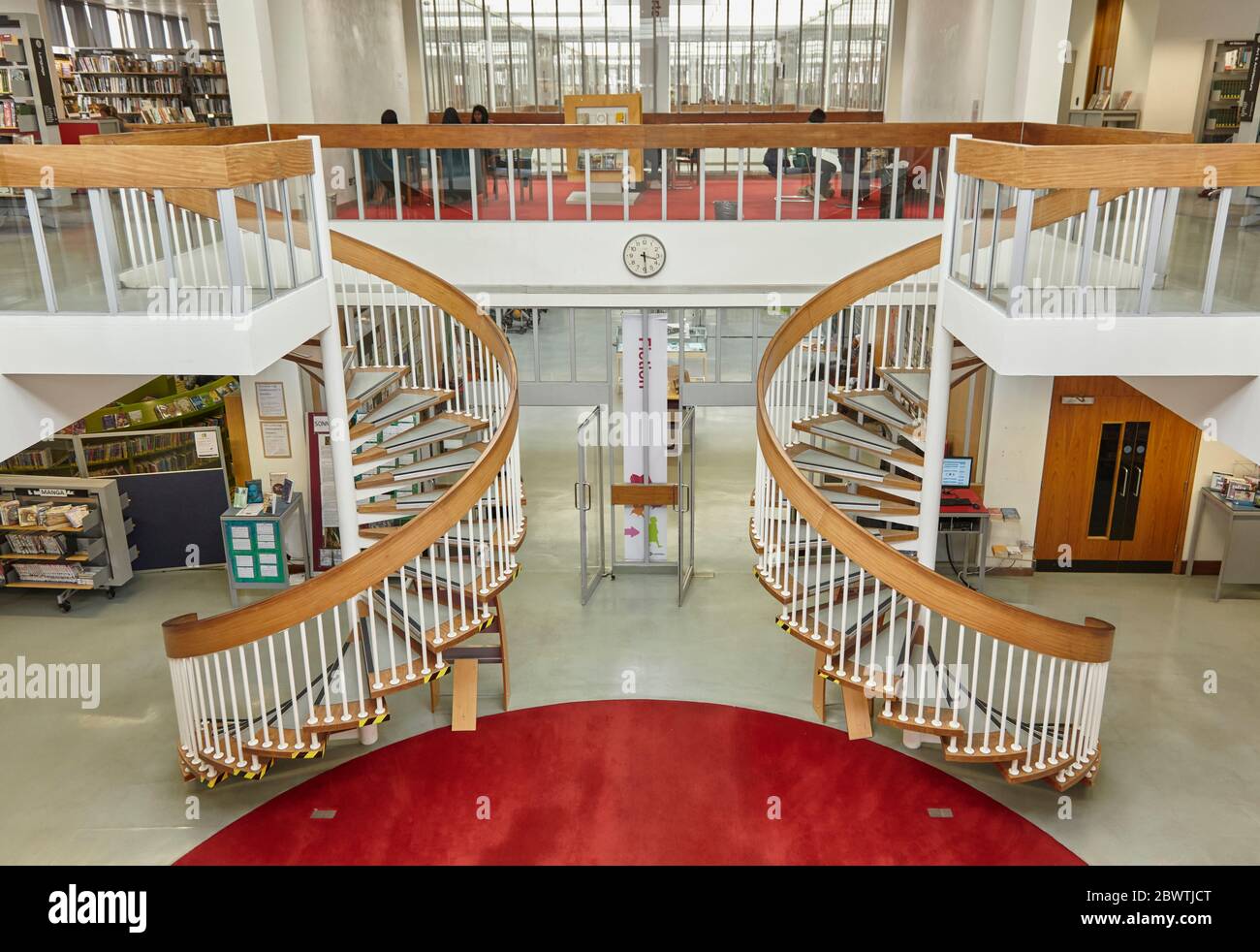 Escaliers en spirale dans l'intérieur de la bibliothèque Swiss Cottage Banque D'Images