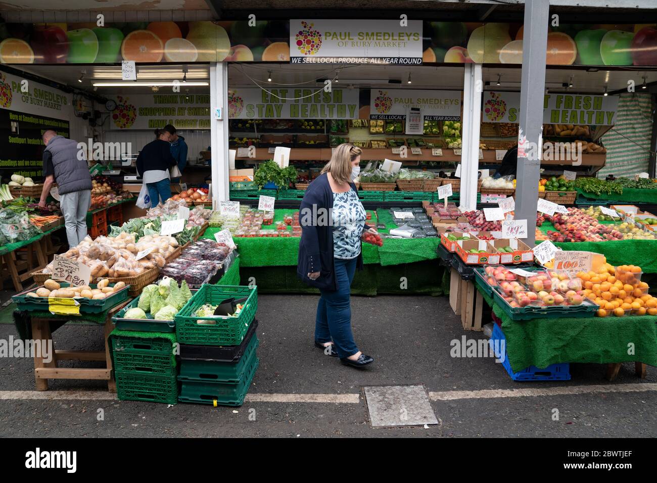 Manchester, Royaume-Uni. 3 juin 2020. Les membres du public achètent des fruits et légumes dans un marché de Bury partiellement rouvert après que de nouvelles règles ont permis aux marchés aériens ouverts de se négocier à partir du 1er juin ayant été fermés en raison de l'épidémie de coronavirus, Manchester, Royaume-Uni. Crédit : Jon Super/Alay Live News. Banque D'Images