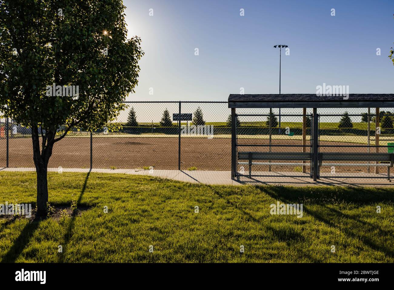 un diamant de baseball dans un parc où les jeux devraient être joués mais maintenant seulement a des pratiques Banque D'Images