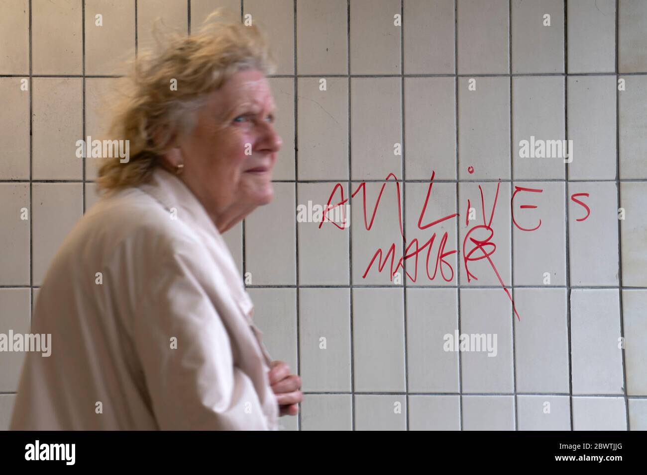 Manchester, Royaume-Uni. 3 juin 2020. Un membre du public passe devant le graffiti « All Lives Matter » à Bury, près de Manchester, tandis que Black Lives Matter des manifestations sont vues dans le monde entier à la suite de la mort de George Floyd en garde à vue à Minneapolis, Manchester, Royaume-Uni. Crédit : Jon Super/Alay Live News. Banque D'Images