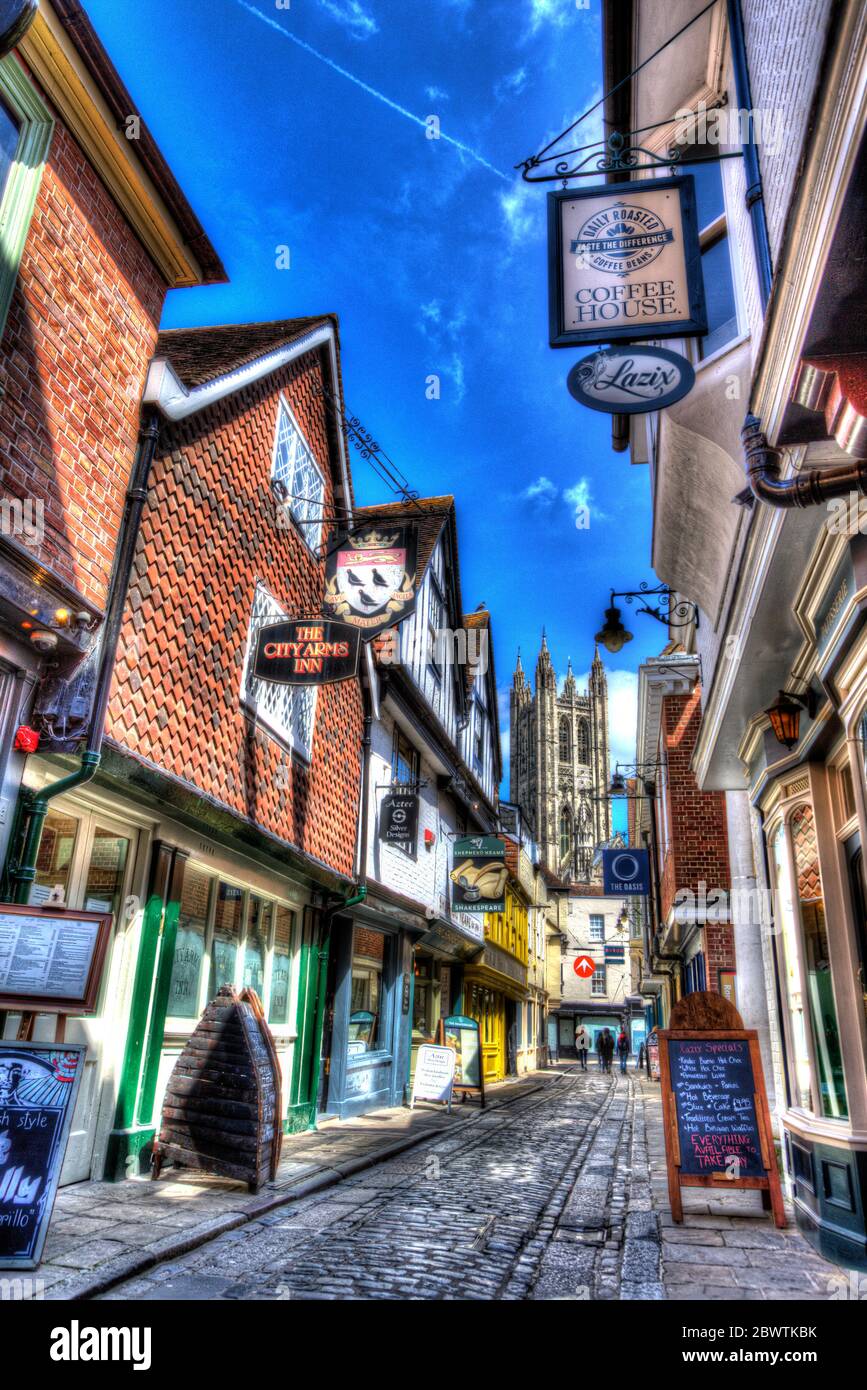 Ville de Canterbury, Angleterre. Shop et de pub sur les fronts du Canterbury Boucherie Lane, avec la Cathédrale de Canterbury's Harry Bell Tower en arrière-plan. Banque D'Images