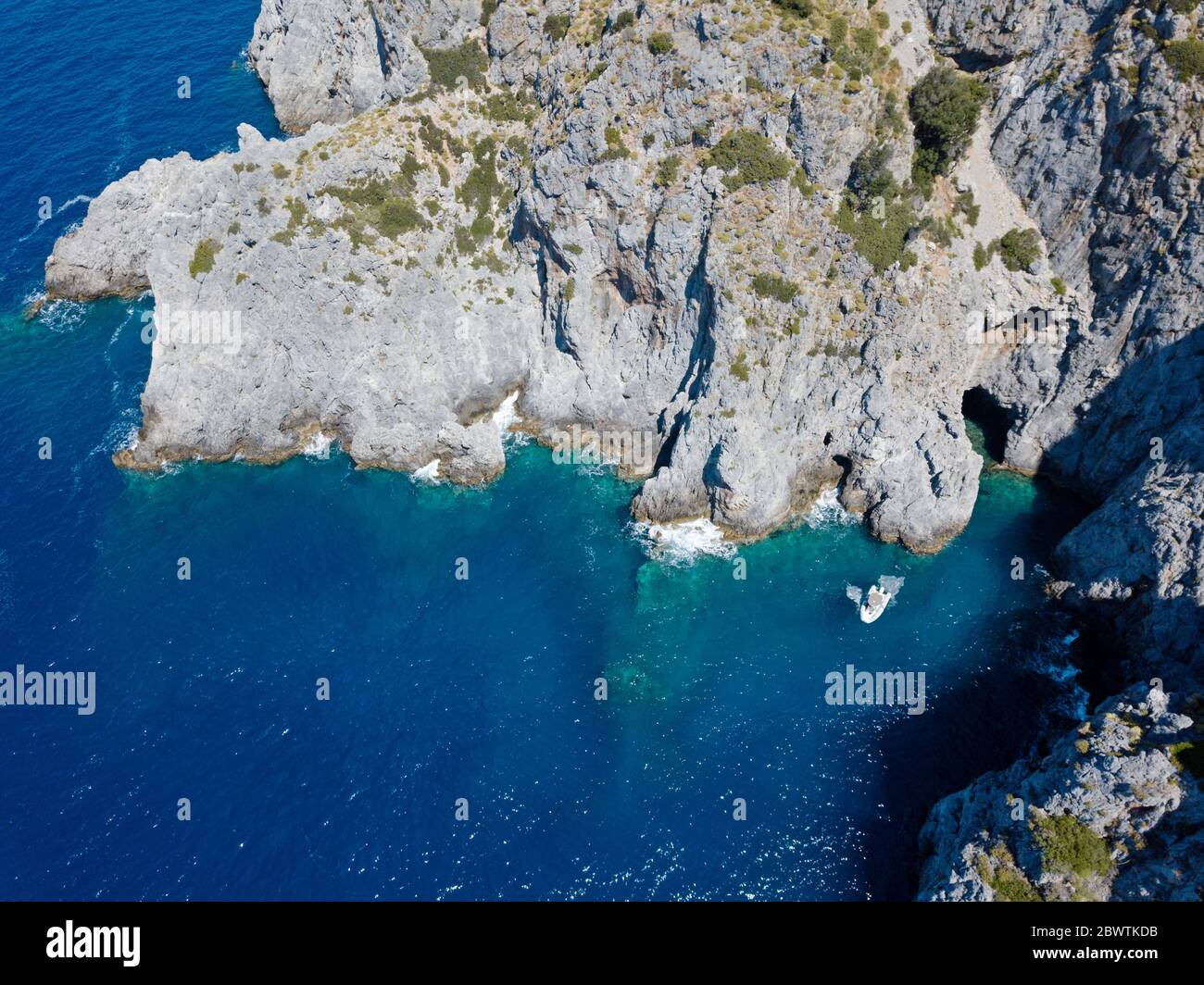 Vue aérienne des falaises rocheuses le long du cap Disibilmez Dalyan Turkey Banque D'Images