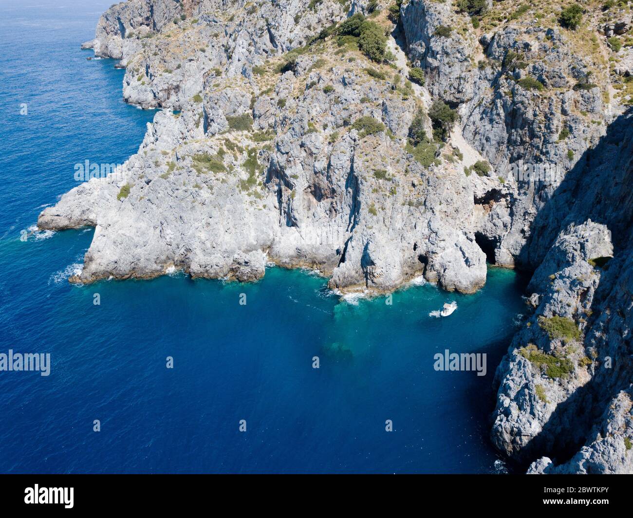 Vue aérienne des falaises rocheuses le long du cap Disibilmez Dalyan Turkey Banque D'Images