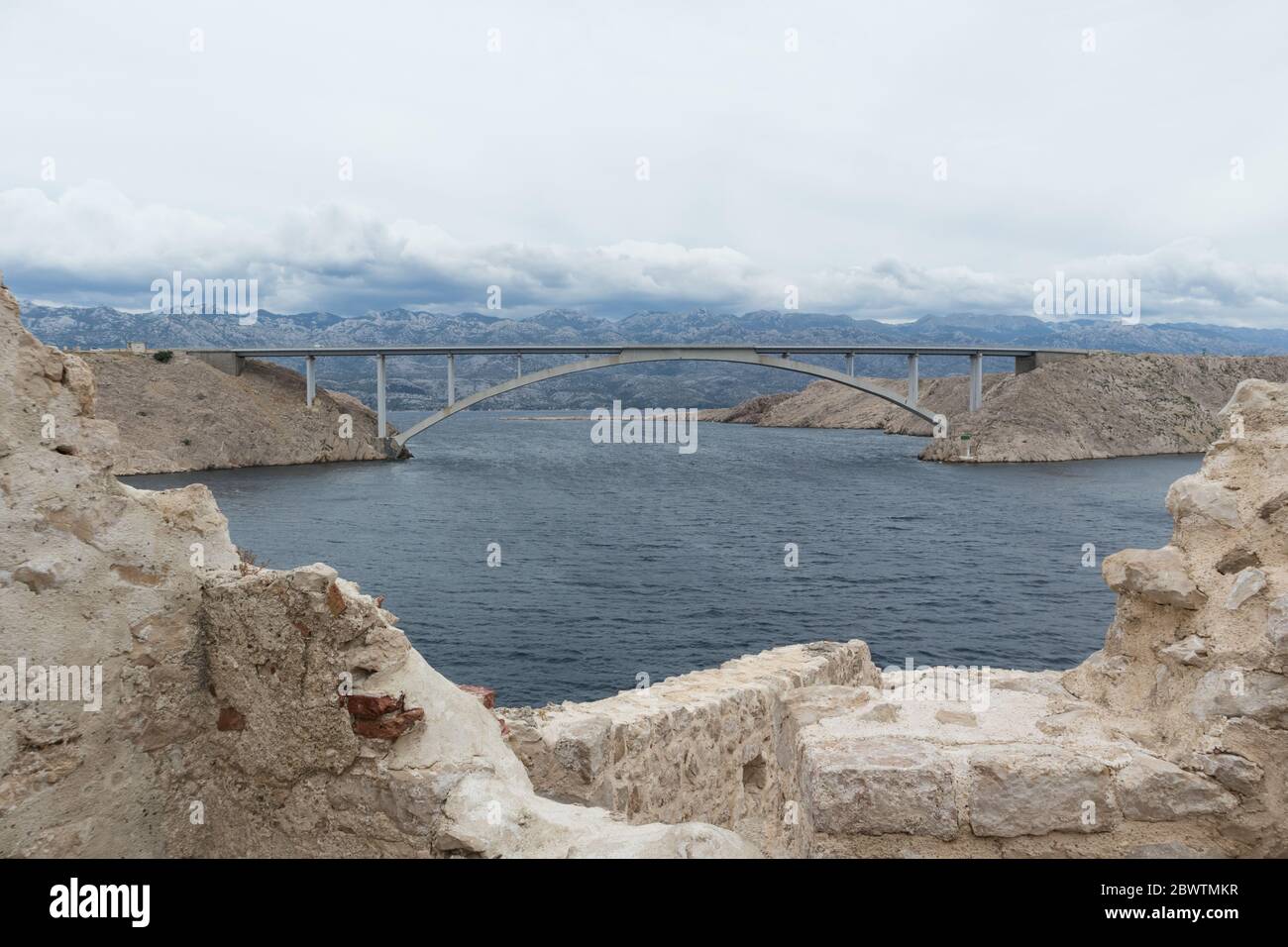 Île de Pag vieux pont et ruines du désert vue panoramique, Dalmatie, Croatie Banque D'Images