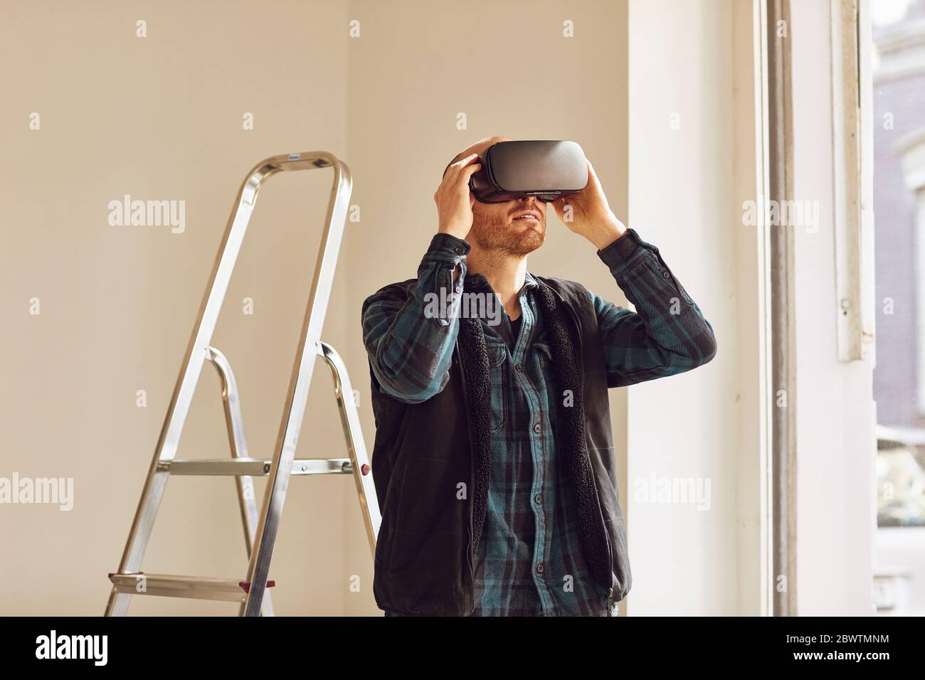 Homme rénolisant l'atelier à l'aide de lunettes VR Banque D'Images