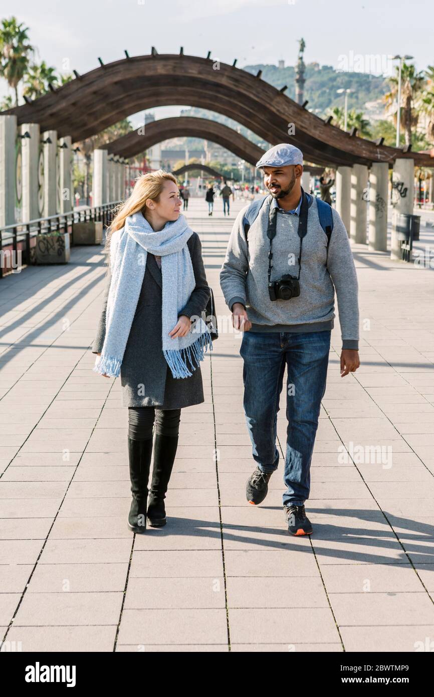 Couple marchant ensemble sur la promenade, Barcelone, Espagne Banque D'Images Couple marchant ensemble sur la promenade, Barcelone, Espagne Banque D'Images