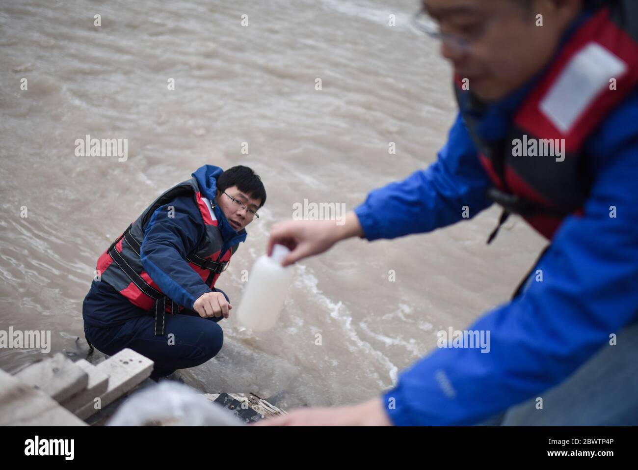 (200603) -- XINING, 3 juin 2020 (Xinhua) -- Liu min (L) et Zhang Liangyuan, deux chercheurs de l'Institut de recherche scientifique du fleuve Yangtze, recueillent des échantillons d'eau provenant d'une source de la rivière Yangtze, dans la province de Qinghai, dans le nord-ouest de la Chine, le 8 août 2019. Sanjiangyuan, une importante réserve naturelle du nord-ouest de la Chine, a vu sa couverture végétale augmenter en 2019, selon les dernières données de surveillance. Sanjiangyuan, qui signifie « la source de trois fleuves », abrite les eaux de tête des fleuves Yangtze, Yellow et Lancang. La qualité de l'environnement est restée stable dans la zone par rapport à Banque D'Images