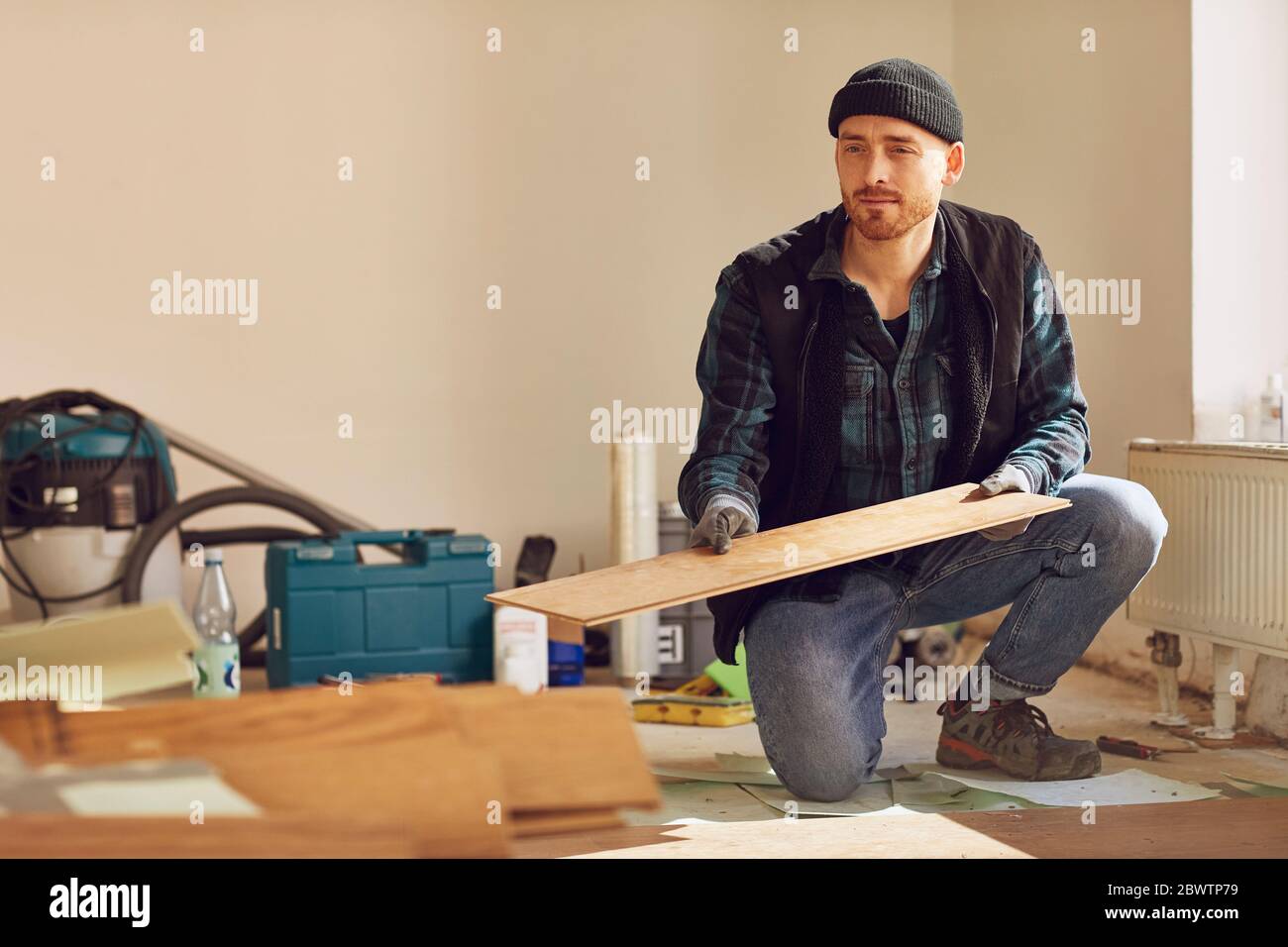 Homme de rénovation de l'atelier, pose de sols Banque D'Images