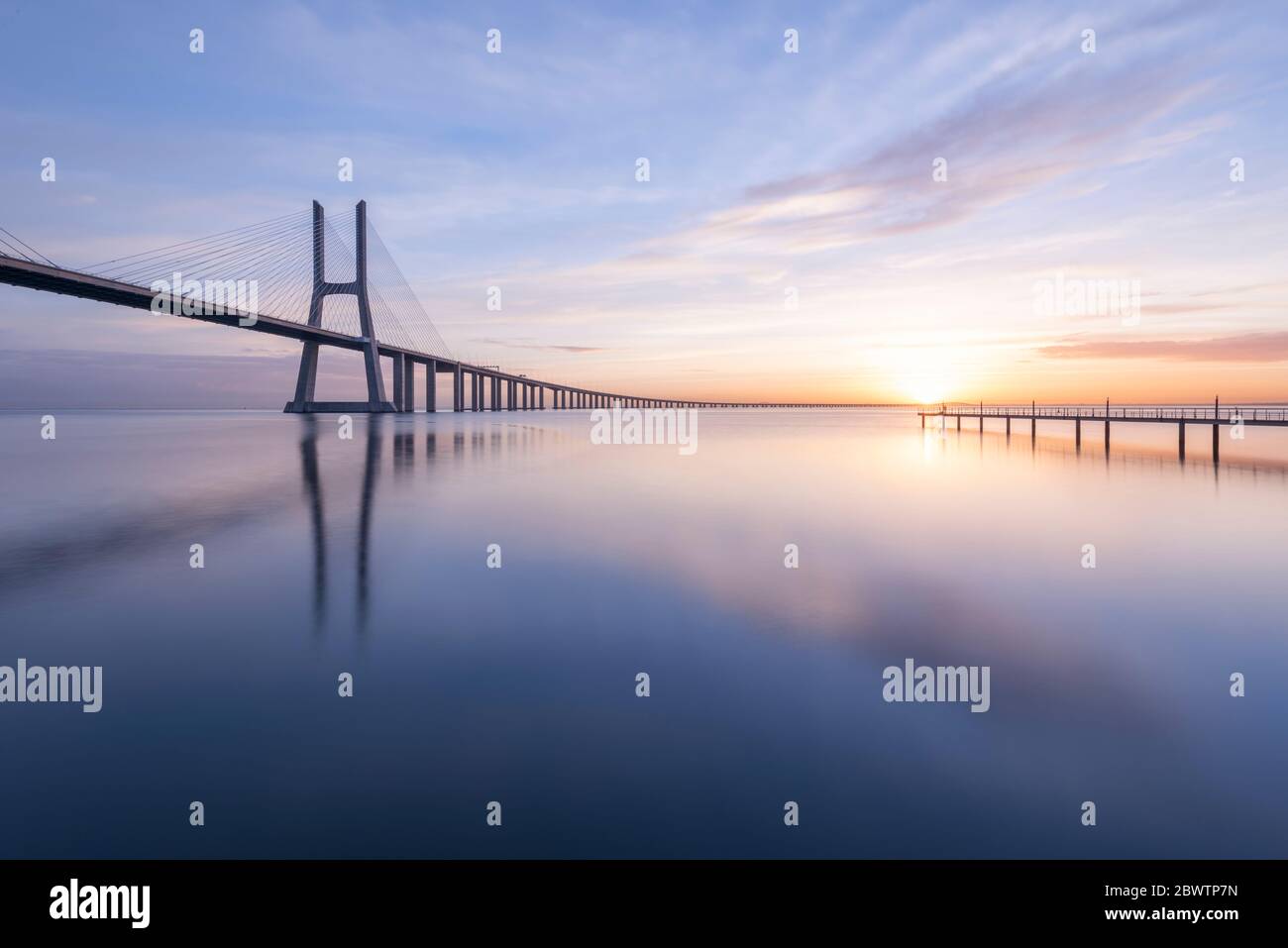 Portugal, Lisbonne, pont Vasco da Gama à moody Sunrise Banque D'Images