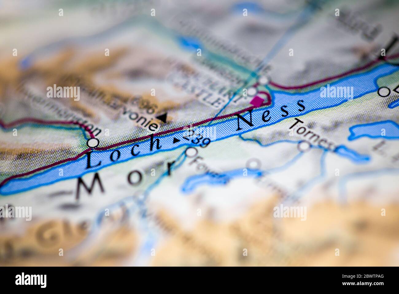 Faible profondeur de champ accent sur la carte géographique emplacement du Loch Ness Ecosse Royaume-Uni Grande-Bretagne Europe continent sur atlas Banque D'Images