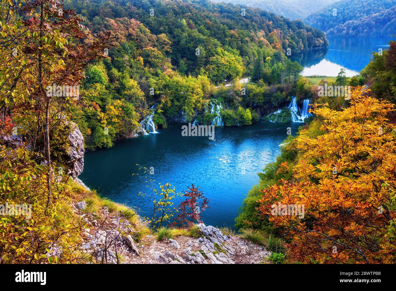 Croatie, vue panoramique sur le lac entouré par la forêt d'automne dans le parc national des lacs de Plitvice Banque D'Images