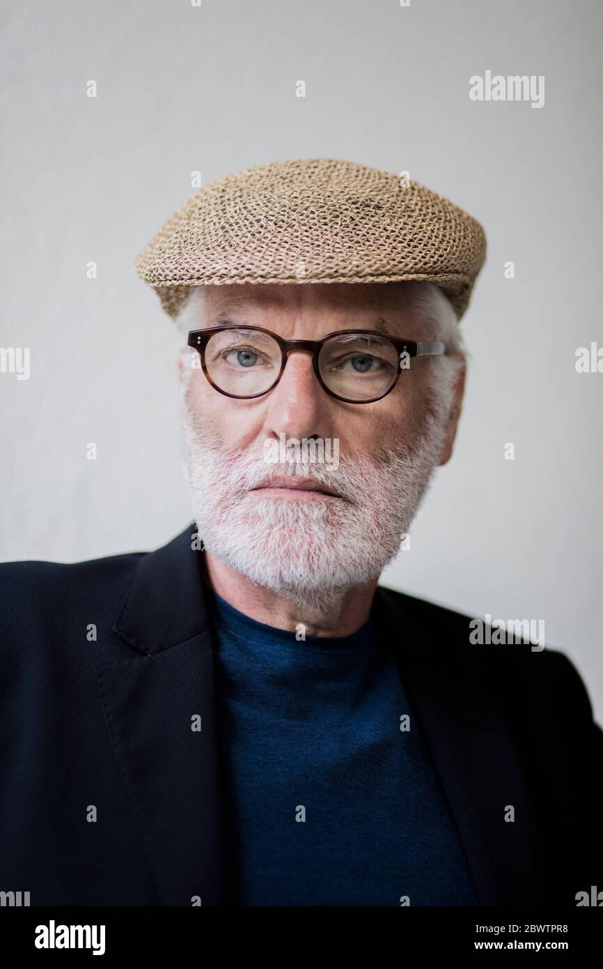 Portrait d'un homme âgé barbu avec une casquette à cheveux blancs Banque D'Images