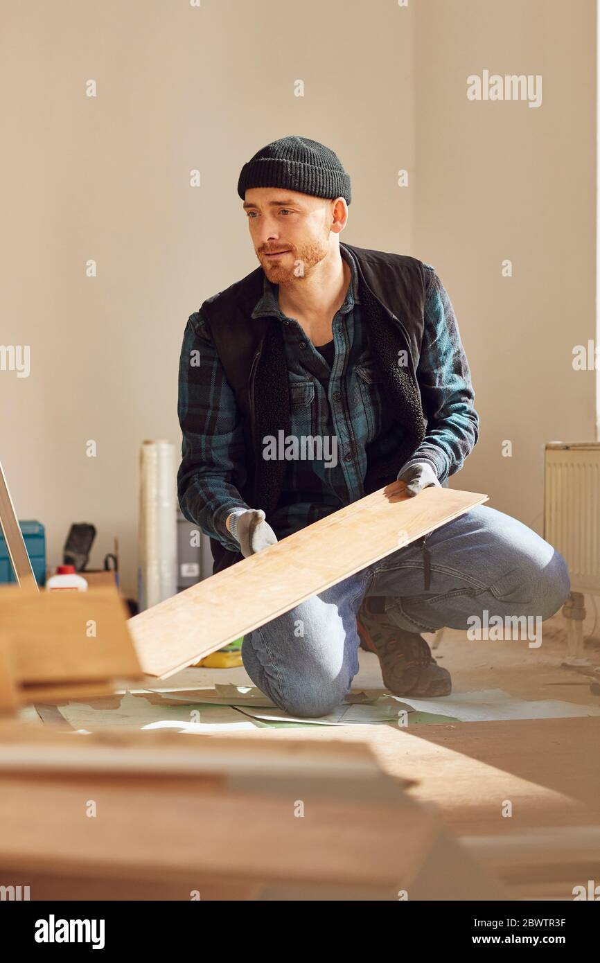 Homme de rénovation de l'atelier, pose de sols Banque D'Images