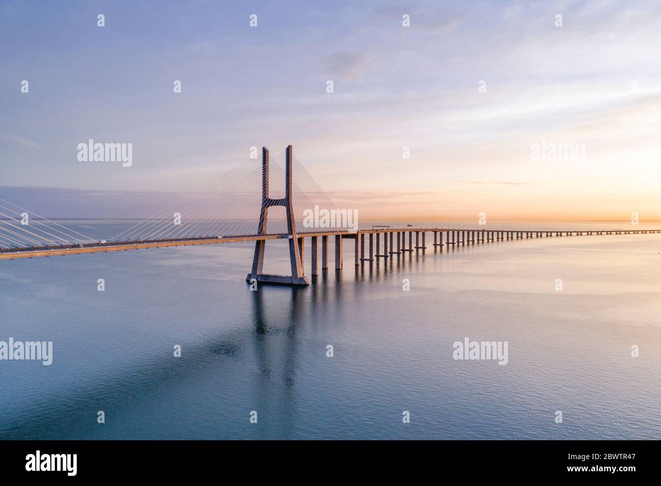 Portugal, Lisbonne, pont Vasco da Gama à moody Sunrise Banque D'Images