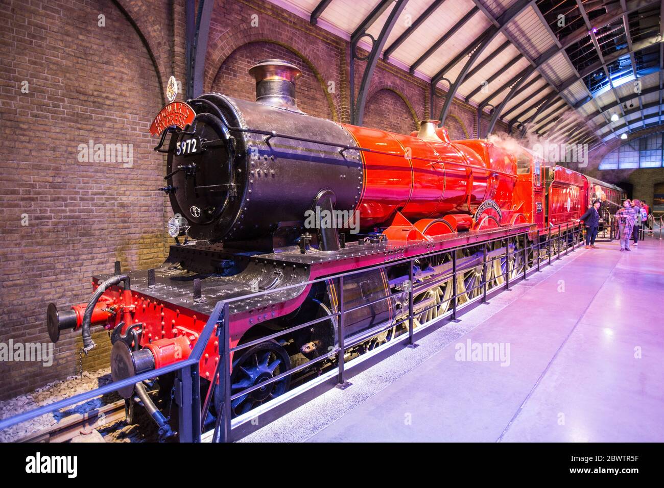Le train de Poudlard Express sur le plateau de la plate-forme 9 3/4, Harry Potter, tour de studio, coulisses, objets, usine de cinéma, studios, Londres, Royaume-Uni Banque D'Images