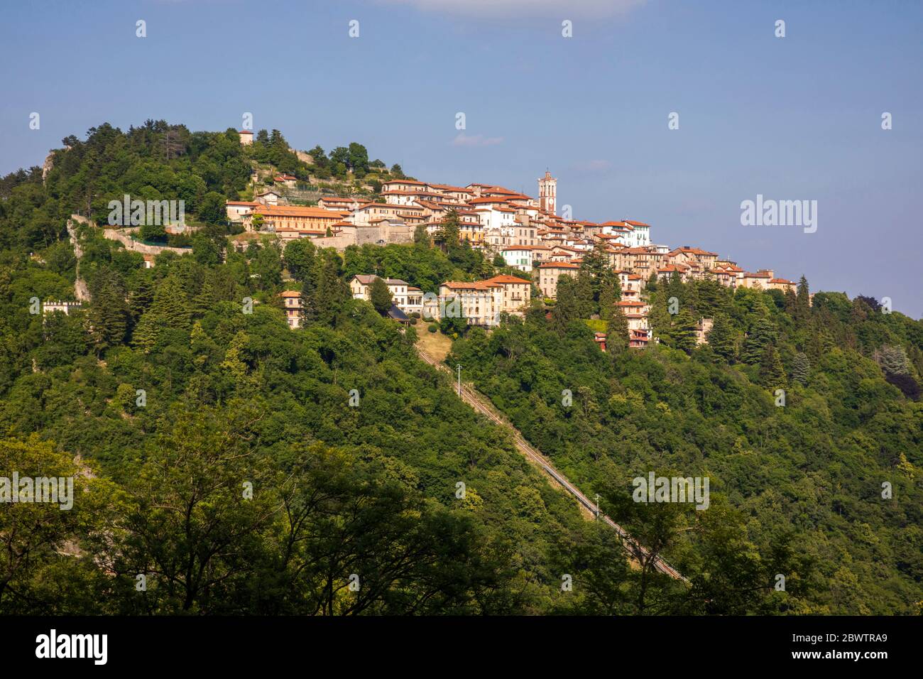 Village de pèlerinage de Santa Maria del Monte sur Sacro Monte di Varese, site du patrimoine culturel mondial de l'UNESCO, Santa Maria del Monte, Varèse, Lombardie, IT Banque D'Images