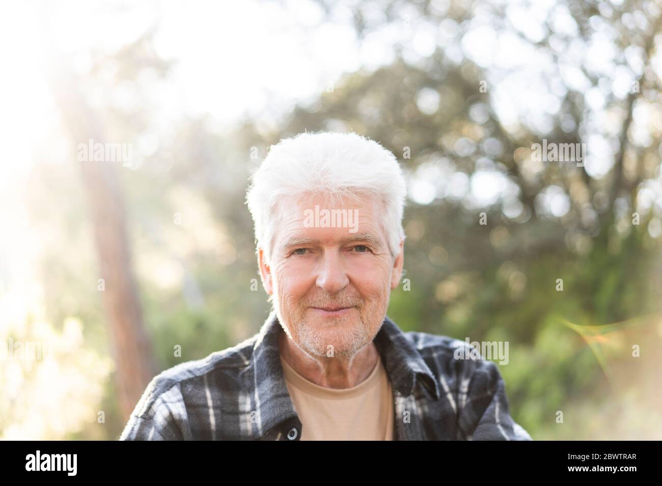 Portrait d'un homme heureux et âgé dans la nature Banque D'Images