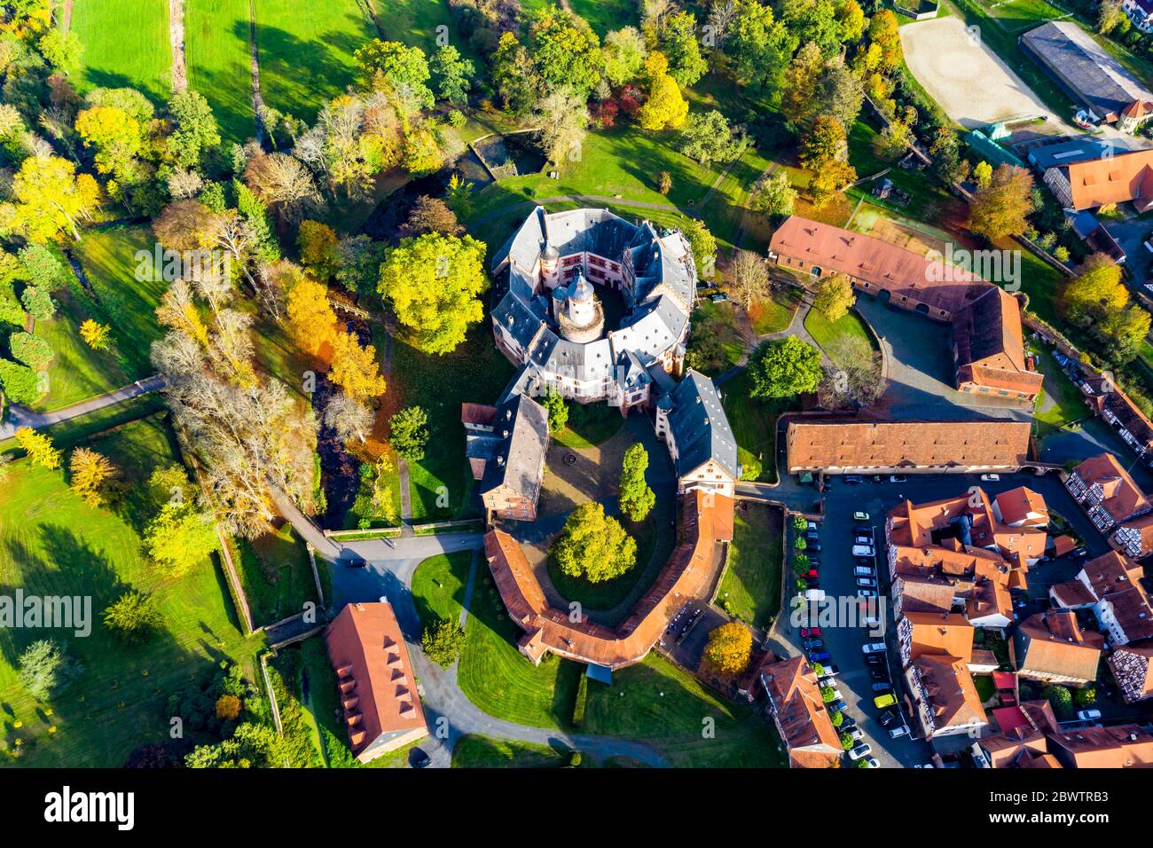 Allemagne, Hesse, Budingen, vue aérienne du château de Budingen et des maisons voisines en été Banque D'Images